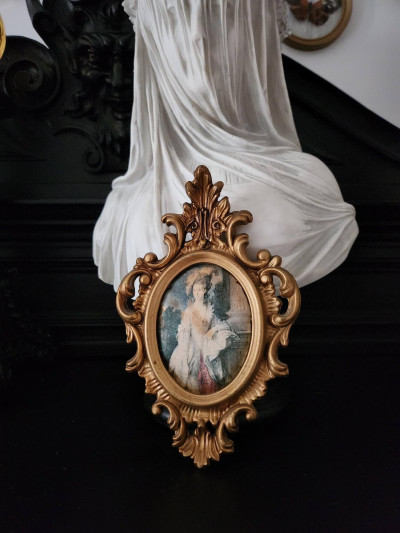 Petit cadre baroque en résine dorée – Médaillon en soie « L’honorable Mme Graham » par Thomas Gainsborough