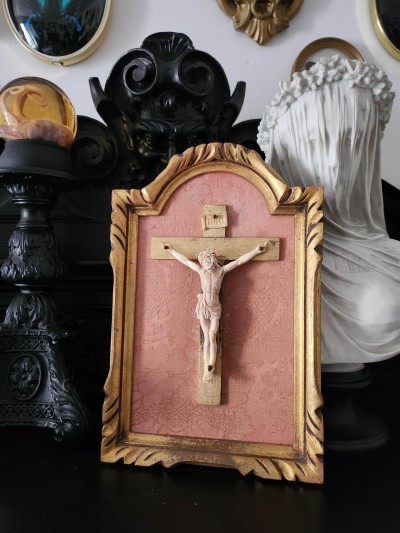 Crucifix ancien encadré