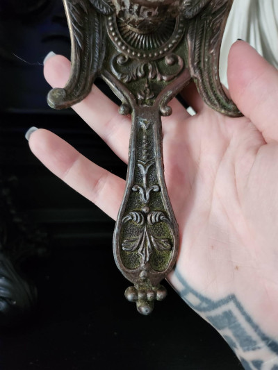 Petit bougeoir ancien en laiton patiné, forme de paon