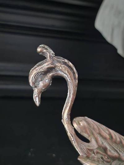 Petit bougeoir ancien en laiton patiné, forme de paon