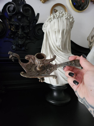 Petit bougeoir ancien en laiton patiné, forme de paon