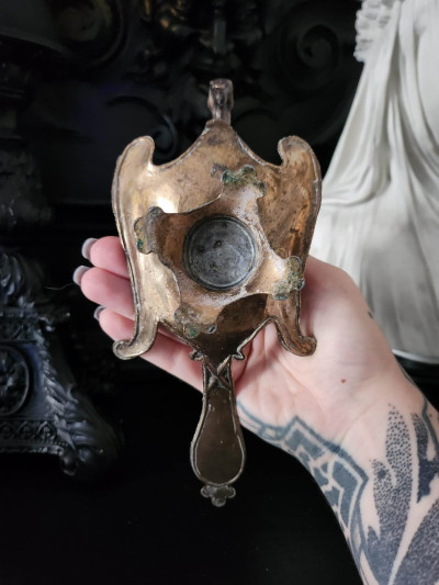 Petit bougeoir ancien en laiton patiné, forme de paon