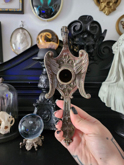 Petit bougeoir ancien en laiton patiné, forme de paon