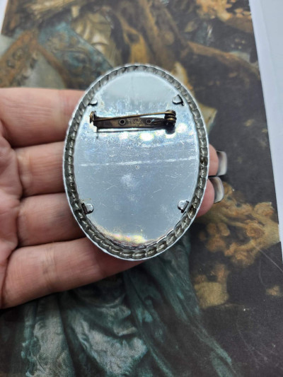Grande broche brodée vintage : Un panier fleuri plein de charme
