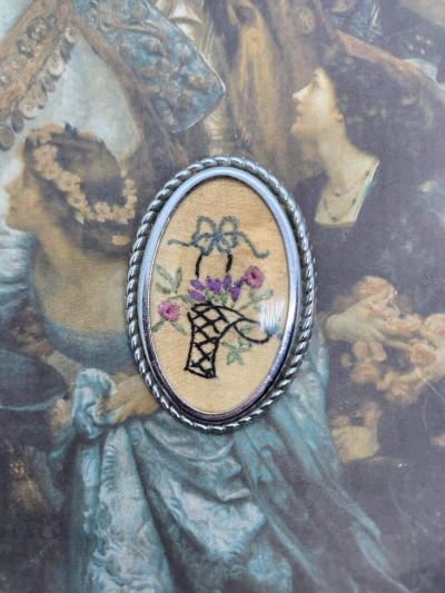 Grande broche brodée vintage : Un panier fleuri plein de charme