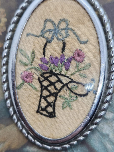 Grande broche brodée vintage : Un panier fleuri plein de charme