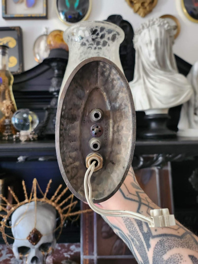 Paire d’appliques murales anciennes en métal patiné et verre texturé