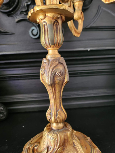 Superbe paire de chandeliers en laiton à trois branches - style baroque / gothique