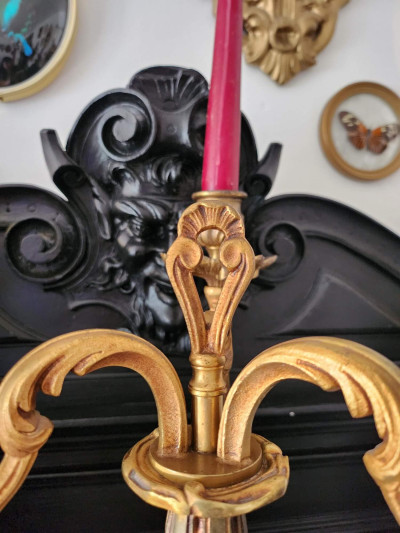 Superbe paire de chandeliers en laiton à trois branches - style baroque / gothique