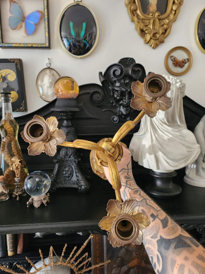 Superbe paire de chandeliers en laiton à trois branches - style baroque / gothique