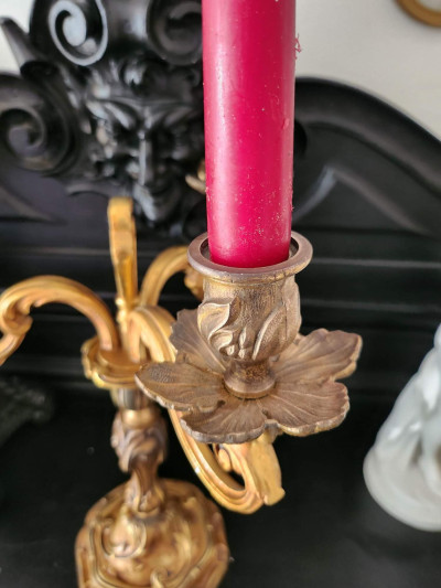 Superbe paire de chandeliers en laiton à trois branches - style baroque / gothique