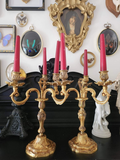 Superbe paire de chandeliers en laiton à trois branches - style baroque / gothique