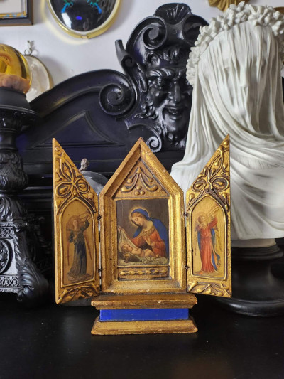 Élégant triptyque religieux en bois doré