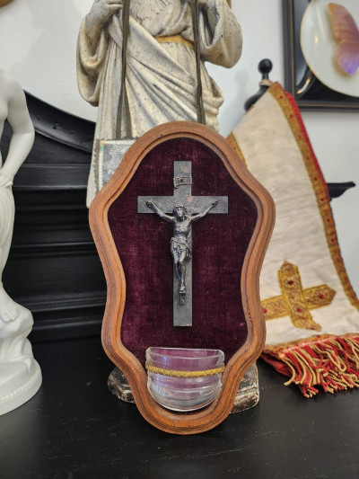 Petit bénitier mural en velours