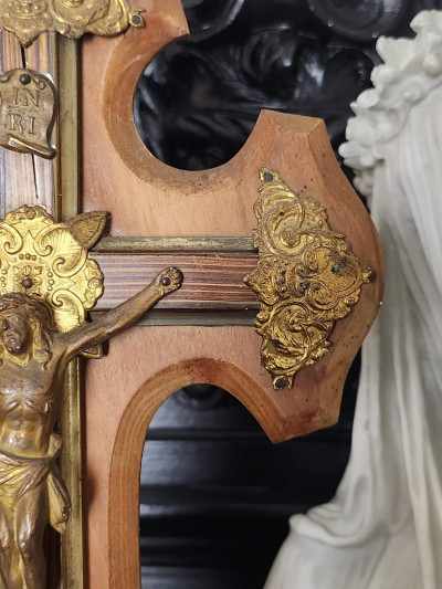 Ancien crucifix en bois et métal doré