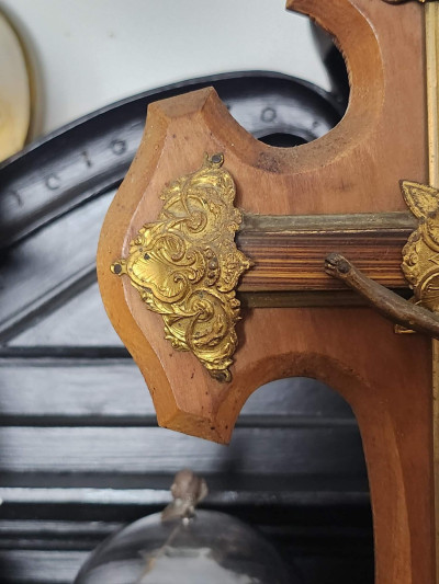 Ancien crucifix en bois et métal doré