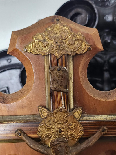 Ancien crucifix en bois et métal doré