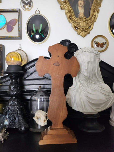 Ancien crucifix en bois et métal doré