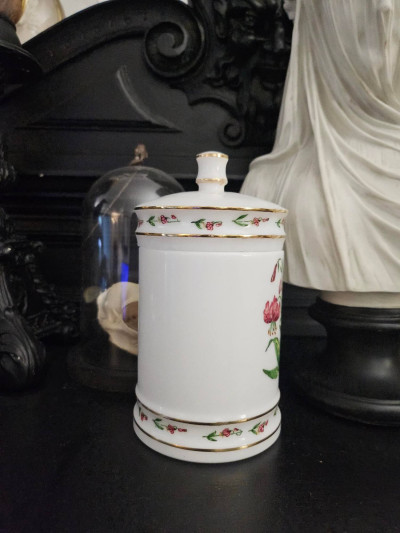 Pot couvert en porcelaine “Lilium Martagon” Vieux Rouen