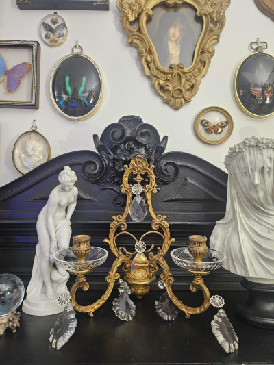 Paire de bougeoirs muraux de style Louis XV en laiton et verre