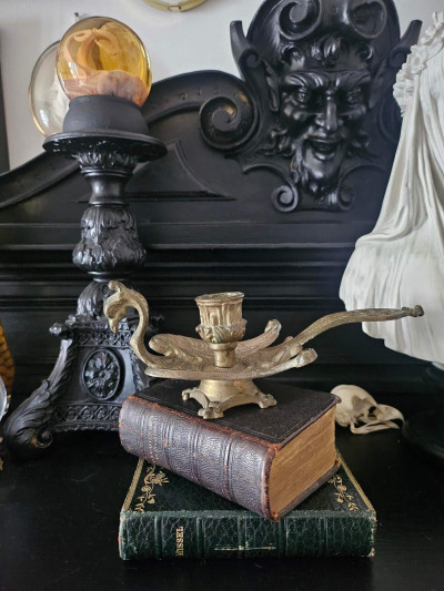 Élégant bougeoir ancien en forme de paon