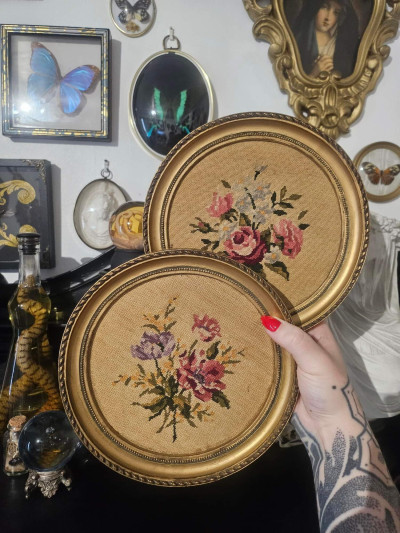 Paire de cadres ronds à broderies florales