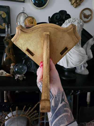 Étagère d’angle dorée