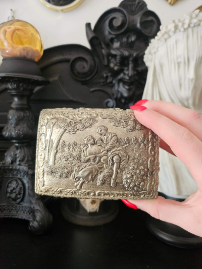 Boîte à bijoux ancienne au charme romantique