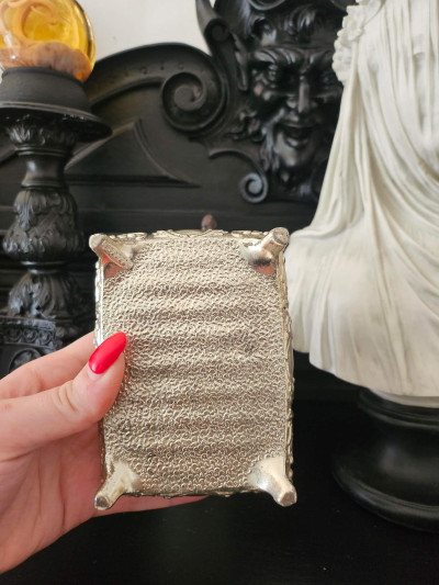Boîte à bijoux ancienne au charme romantique