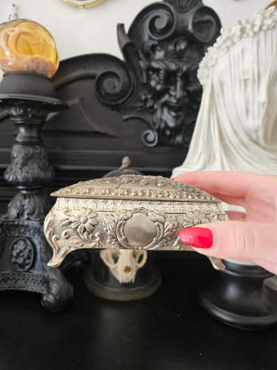 Boîte à bijoux ancienne au charme romantique