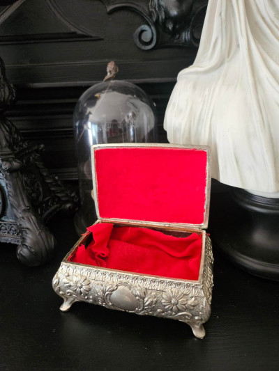 Boîte à bijoux ancienne au charme romantique