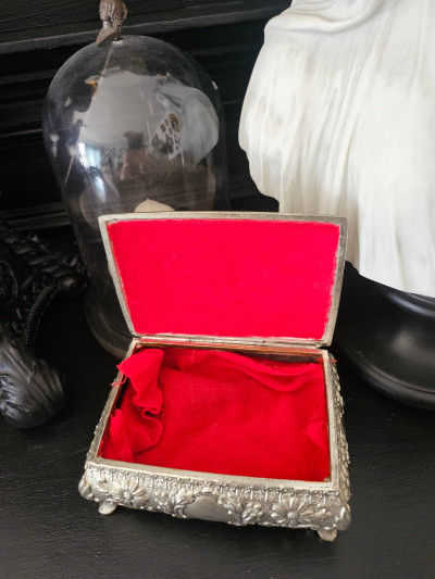 Boîte à bijoux ancienne au charme romantique