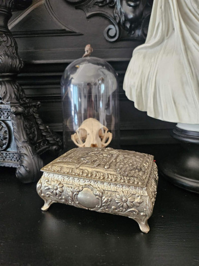 Boîte à bijoux ancienne au charme romantique