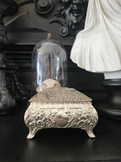 Boîte à bijoux ancienne au charme romantique