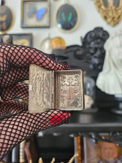 Mini boîte religieuse façon Bible écrin à chapelet en métal