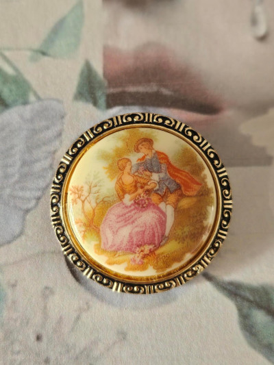 Broche foulard médaillon scène romantique