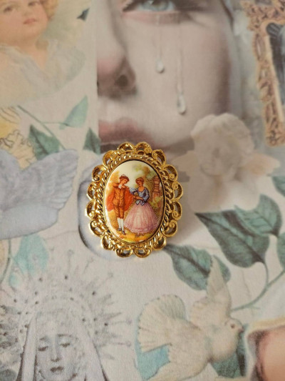 Broche foulard médaillon romantique