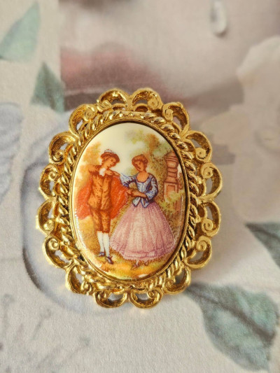Broche foulard médaillon romantique