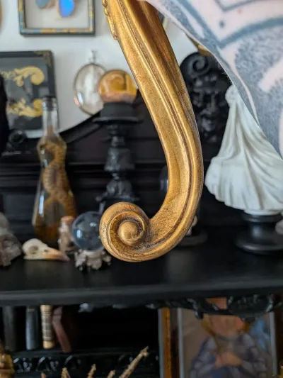 Console murale baroque dorée en résine