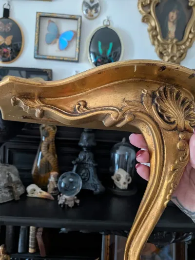 Console murale baroque dorée en résine