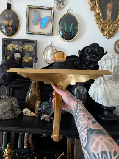 Console murale baroque dorée en résine