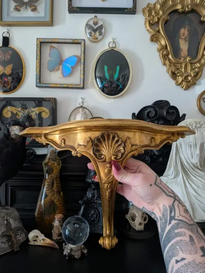 Console murale baroque dorée en résine