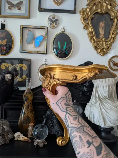 Console murale baroque dorée en résine