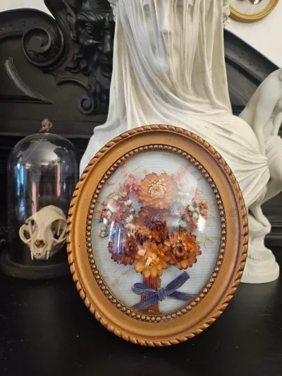 Cadre bombé aux fleurs séchées