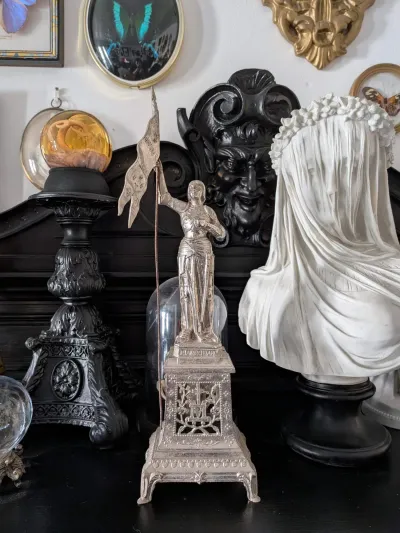 Jeanne d’Arc ancienne sur socle ornementé