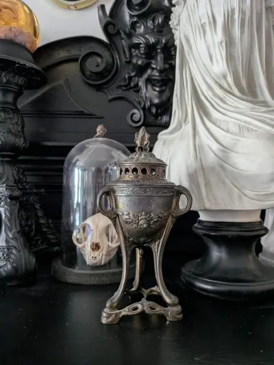 Encensoir ancien en laiton ajouré esprit Art nouveau / religieux
