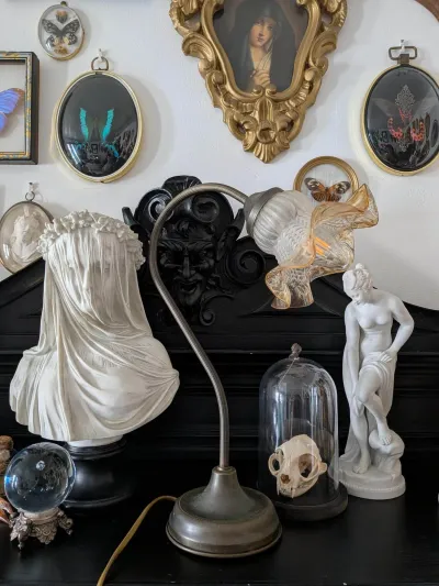 Lampe tulipe Art nouveau en métal patiné et verre ondulé