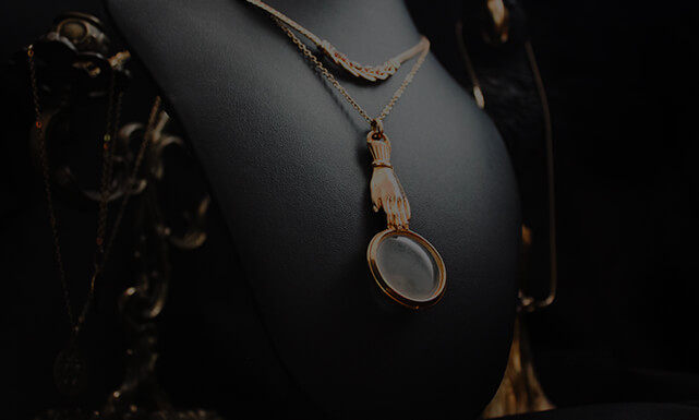 Collection de bijoux comprenant colliers, bracelets et boucles d'oreilles assortis.