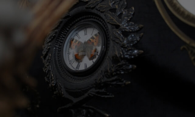 Collection d'objets décoratifs incluant vases, cadres et sculptures pour embellir l'espace. plus de detaille

